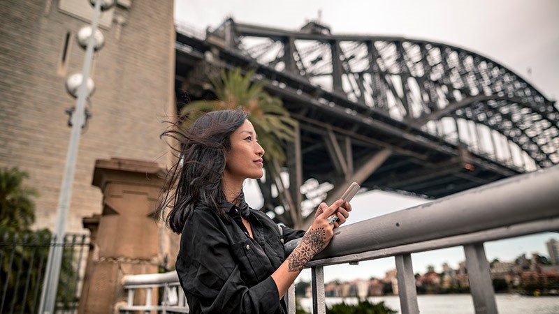 Femme en environnement urbain avec son appareil mobile