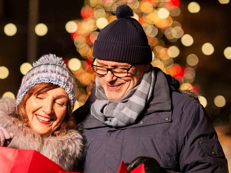 Les Canadiens font leurs achats de Noël dans un centre commercial