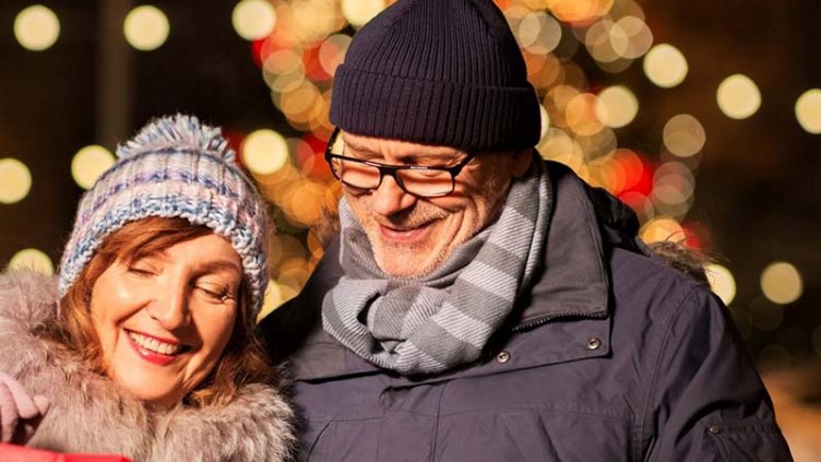 Les Canadiens font leurs achats de Noël dans un centre commercial