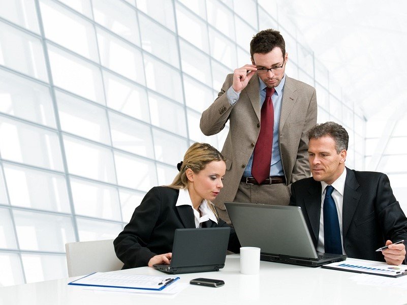 3 people(2 male and 1 female)discussing global technology strategy