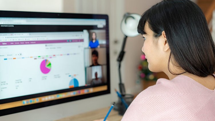 Picture of a lady working in JLL office