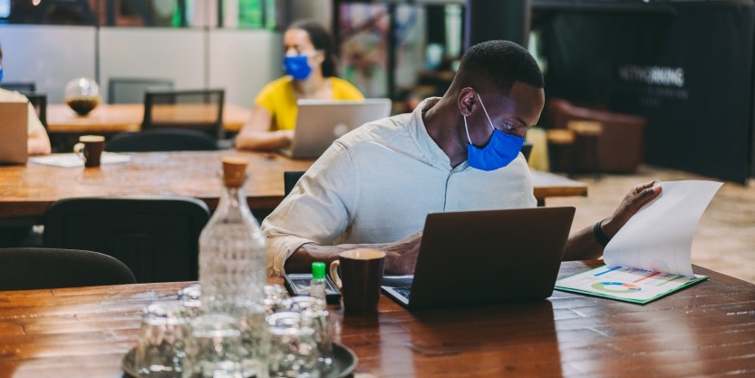 employés qui travaillent en portant un masque