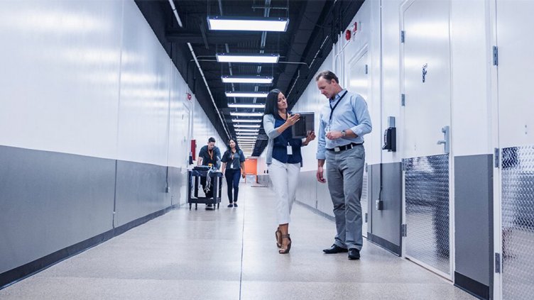 Two colleagues discussing something at the corridor of the data center